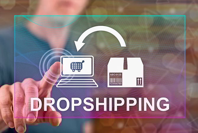 Mercado Pago: pessoa com mão projetada para a frente, como se estivesse encostando na câmera, selecionando a opção de dropshipping na tela para representar o controle de vendas nesse modelo.