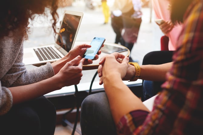 Pessoas mexendo no celular enquanto visualizam o link de pagamento Mercado Pago