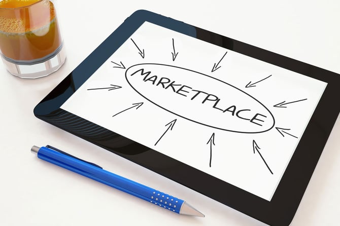 Mercado Pago: Tablet com a palavra marketplace circulada e setas apontando para essa palavra representando pagamento no marketplace. Tablet e caneta apoiados na mesa