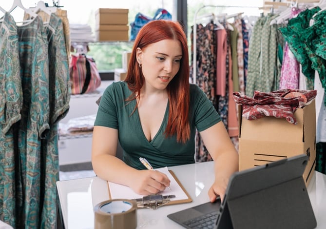 Mercado Pago: mulher fazendo a gestão de estoque no computador