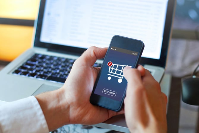 Mercado Pago: pessoa utilizando o celular para finalizar uma compra online, ilustrando a praticidade e segurança do Checkout Mercado Pago em transações digitais.