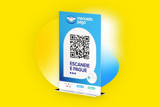 Imagem com funco amarelo e no centro a divulgação de uma placa com Código QR contendo a frase “Escaneie e Pague” com símbolo do Mercado Pago, além de outros detalhes, para demonstrar o quanto é eficiente fazer a emissão desse código direto da Conta Mercado Pago. 