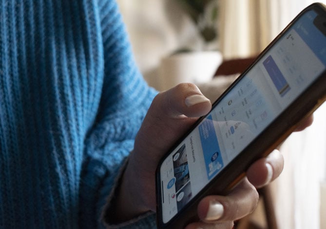 Pessoa segurando um smartphone com a tela exibindo o aplicativo do Mercado Pago, representando a gestão financeira digital e o uso de conta PJ.