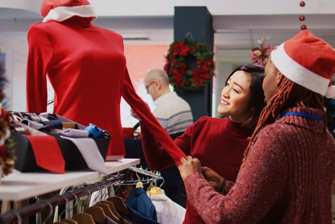 Mercado Pago: clientes em um comércio que está com decoração de Natal para loja
