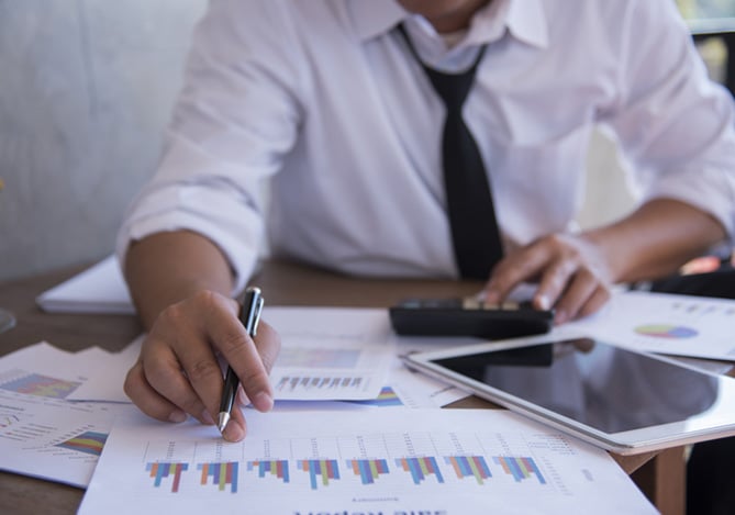 Empresário em mesa de trabalho observando métricas da empresa para solicitar Empréstimo Mercado Pago