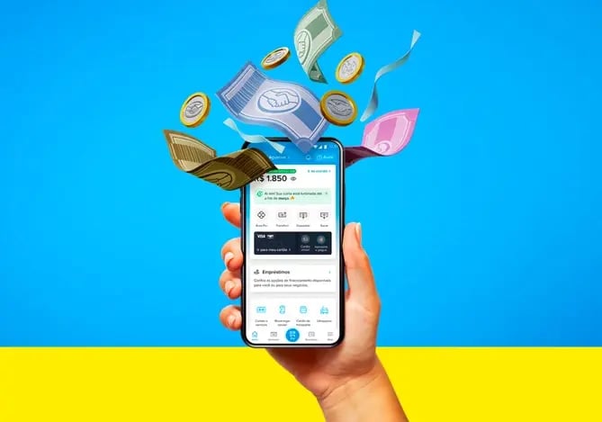 Pessoa segurando um smartphone com o aplicativo do Mercado Pago aberto, exibindo na tela o menu principal com ícones de serviços financeiros. A interface mostra opções como cartão, pagar, recarregar e uma área dedicada a crédito, sugerindo funcionalidades como o empréstimo Mercado Pago, em um ambiente externo com dinheiro ao fundo.
