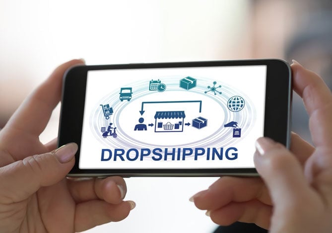 Mercado Pago: imagem das mãos de uma pessoa segurando um celular no qual é possível ver na tela um infográfico com a palavra “dropshipping” e ícones que representam e ilustram ferramentas de automação dos processos de operação de um dropshipping.