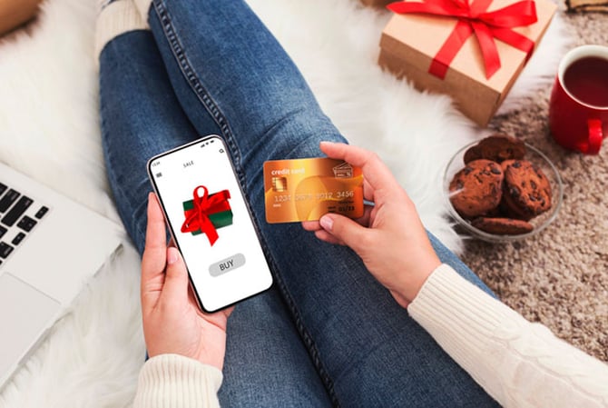 Mercado Pago: mulher fazendo compras para as festas de fim de ano pelo celular