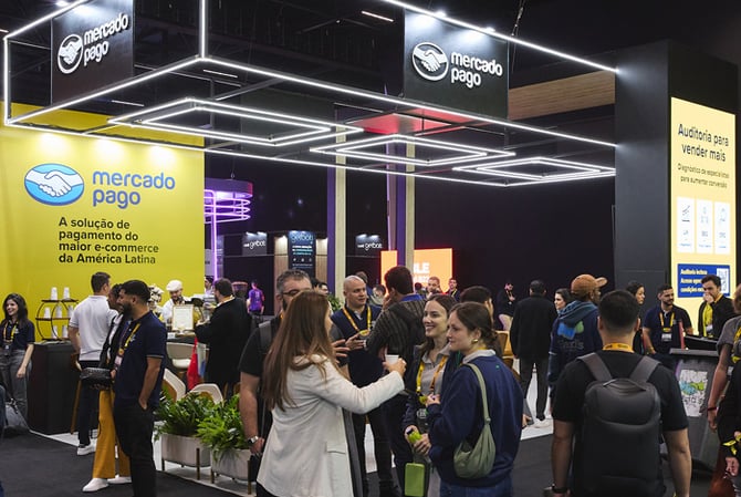 Pessoas no estande do Mercado Pago, a solução de pagamento do maior e-commerce da América Latina, durante o Fórum E-commerce Brasil 2025