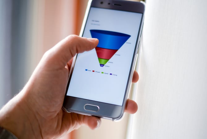 Mercado Pago: mão segurando celular com a imagem de um funil de vendas na tela