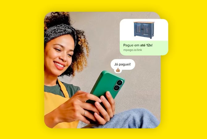 Mercado Pago: mulher mexendo no celular. Para ilustrar, saem balões do dispositivo, representando uma conversa no WhatsApp: o primeiro balão é um Link de Pagamento Mercado Pago parcelado com a imagem de um móvel; e o segundo balão é a resposta da moça, escrito “já paguei”. 