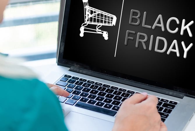 Mercado Pago: pessoa mexendo em notebook, vista de costas, com a tela aberta em ofertas Black Friday.
