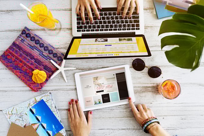 Mercado Pago: mesa vista de cima, com mãos apoiadas, itens de praia e um tablet aberto em e-commerce com a estética da temporada de verão.