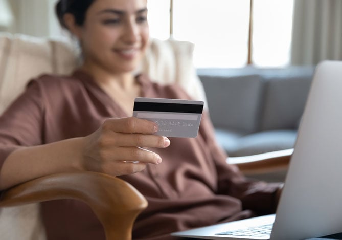 Mercado Pago: Mulher fazendo compras com cartão pela internet utilizando antifraude com Checkout Mercado Pago 