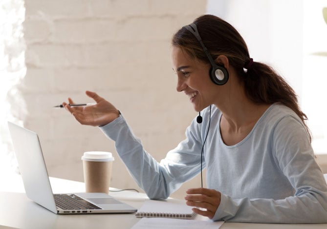 Mercado Pago: Mulher realizando o atendimento ao cliente em frente ao notebook em mesa de escritório