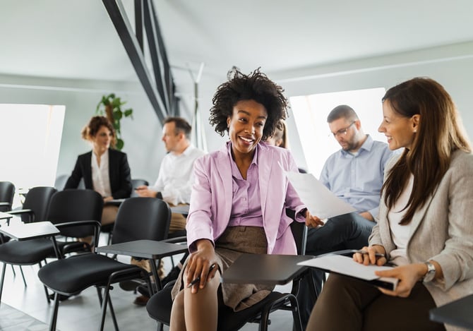 Pessoas sentadas e conversando em uma sala de estudo