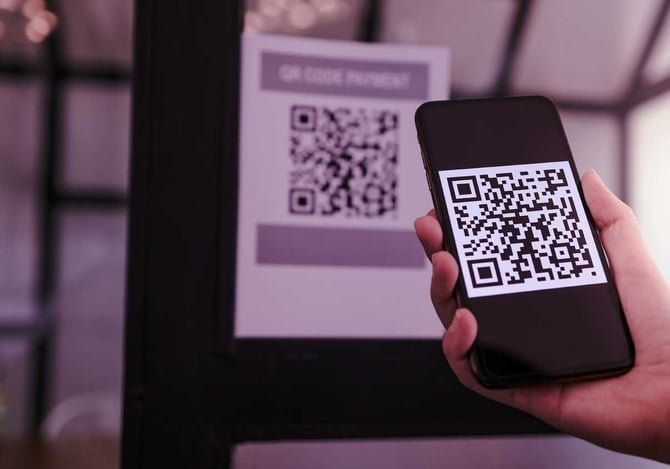 Celular com qr code na tela