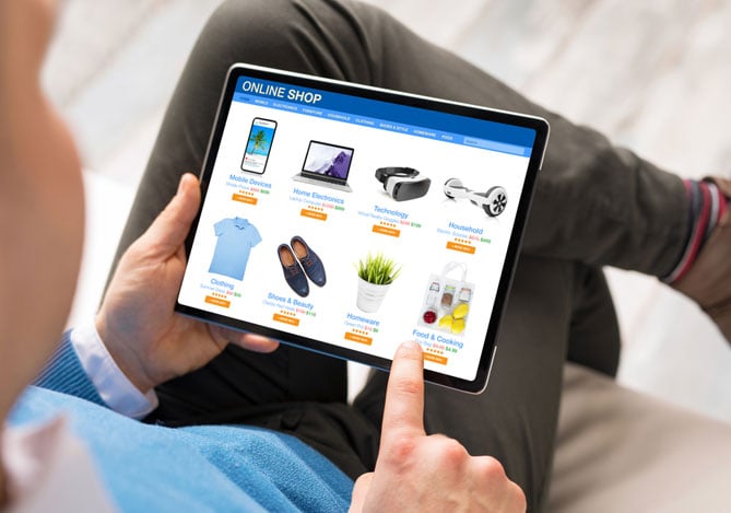 Homem procurando produto em e-commerce pelo tablet