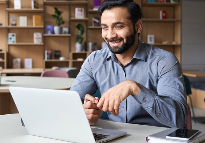 Mercado Pago: empresários em seu escritório sentado à mesa com notebook aberto gerenciando sua empresa de dropshipping