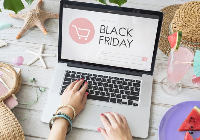 Frete grátis Mercado Pago: mãos de empresário em notebook com página da Black Friday aberta