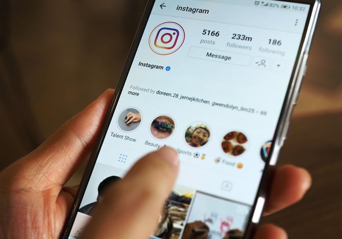 Mercado Pago: Mãos segurando smartphone com o aplicativo Instagram Shopping aberto
