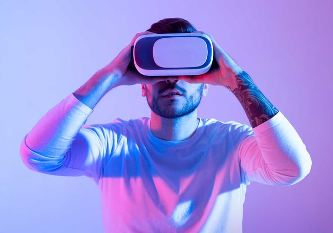 Homem usando os óculos de realidade virtual e aumentada