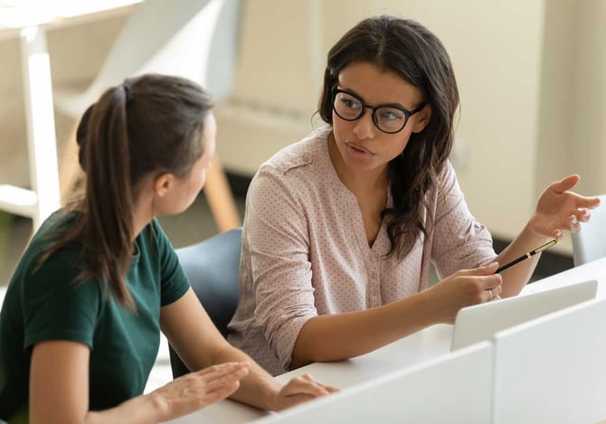 Mulheres conversando no ambiente de trabalho 