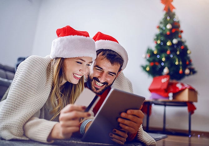 Casal procurando como vender mais e melhorar seus resultados no Natal