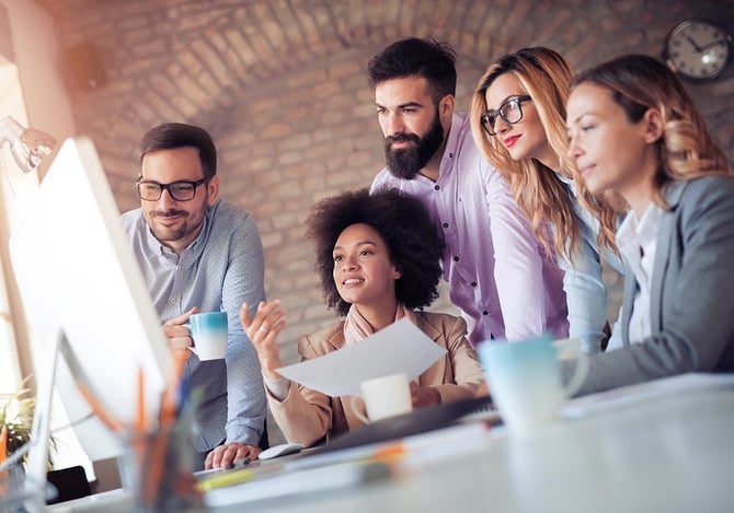 Colaboradores analisando apresentação de projeto no computador