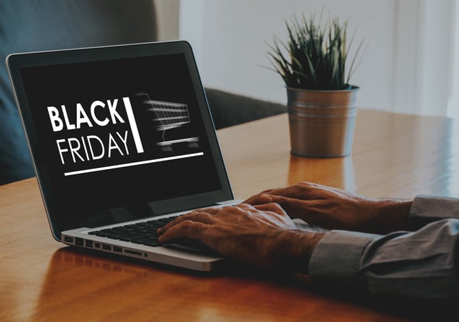 Mercado Pago: mãos de empresário em notebook realizando vendas online na Black Friday 