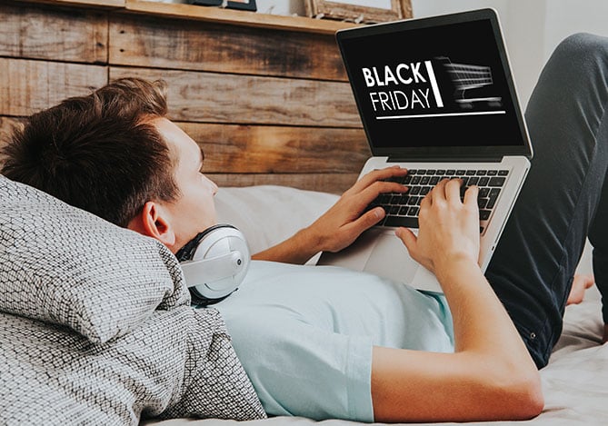 Homem procurando no notebook sobre a Black Friday e como preparar seu e-commerce com estratégias do Mercado Pago