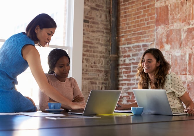 Mercado Pago: Mulheres trabalhando com notebook em mesa de escritório com vendas online e dropshipping