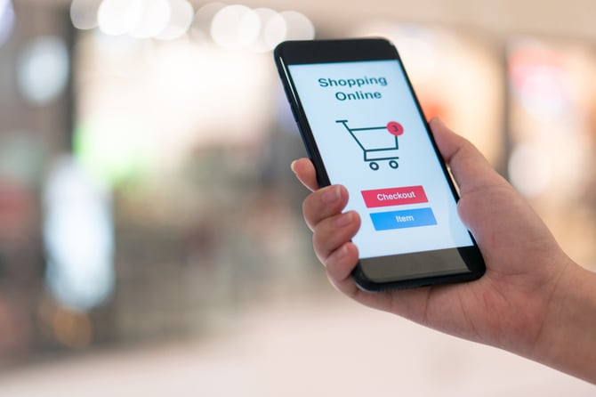 Mercado Pago: mão segurando celular em página de checkout exemplificando a jornada de compra 