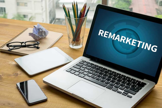 Um notebook aberto com a palavra “remarketing”.