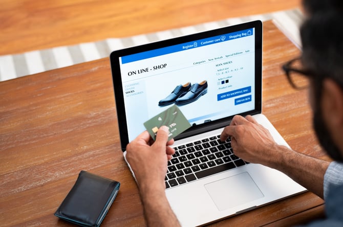 Mercado Pago: Mãos de pessoa comprando sapato em site na internet, segurando cartão e digitando a tokenização no e-commerce