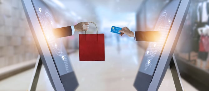Mão de uma pessoa entregando a sacola com os produtos que a outra adquiriu e que, inclusive, está apontando seu cartão de crédito sugerindo o processo de pagamento dentro da otimização de e-commerce Mercado Pago