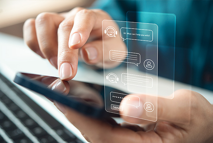 Mercado Pago: mãos de uma mulher apoiada da sua mesa de escritóprio mexendo no celular com um chatbot de Inteligência Artificial (IA) aparecendo.