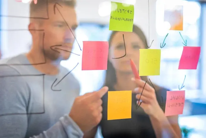 Mercado Pago: pessoa vista de costas, sentada à mesa com o notebook aberto em uma página anunciando sua campanha de Natal. 