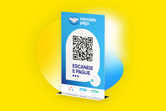 Imagem com funco amarelo e no centro a divulgação de uma placa com Código QR contendo a frase “Escaneie e Pague” com símbolo do Mercado Pago, além de outros detalhes, para demonstrar o quanto é eficiente fazer a emissão desse código direto da Conta Mercado Pago. 