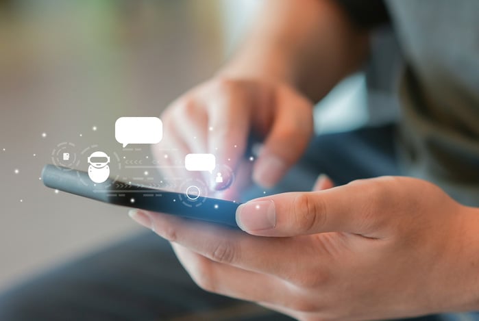 Mercado Pago: mãos mexendo em um celular com símbolos tecnológicos ilustrados ao redor, representando uma loja capaz de criar oferta personalizada de acordo com o perfil do consumidor.