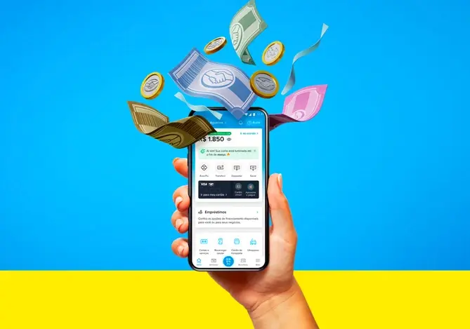 Pessoa segurando um smartphone com o aplicativo do Mercado Pago aberto, exibindo na tela o menu principal com ícones de serviços financeiros. A interface mostra opções como cartão, pagar, recarregar e uma área dedicada a crédito, sugerindo funcionalidades como o empréstimo Mercado Pago, em um ambiente externo com dinheiro ao fundo.
