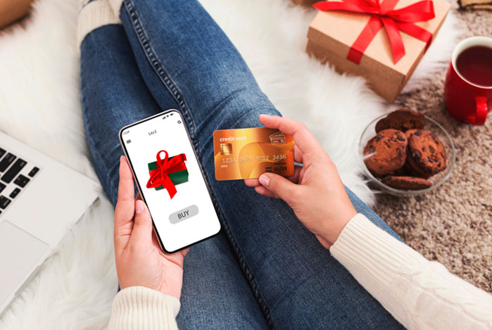 Mercado Pago: mulher fazendo compras para as festas de fim de ano pelo celular