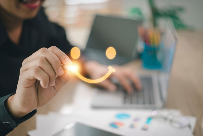 Mercado Pago: mão desenhando rosto feliz na tela, representando a fidelização de clientes 