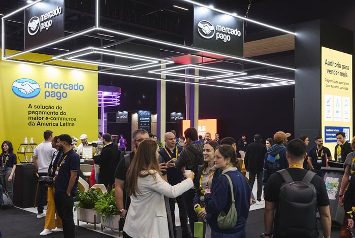 Pessoas no estande do Mercado Pago, a solução de pagamento do maior e-commerce da América Latina, durante o Fórum E-commerce Brasil 2025