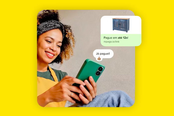 Mercado Pago: mulher mexendo no celular. Para ilustrar, saem balões do dispositivo, representando uma conversa no WhatsApp: o primeiro balão é um Link de Pagamento Mercado Pago parcelado com a imagem de um móvel; e o segundo balão é a resposta da moça, escrito “já paguei”. 