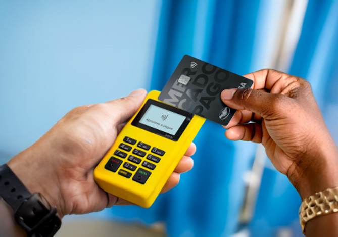 Compra com cartão de crédito sendo feita na Point Mini NFC 2