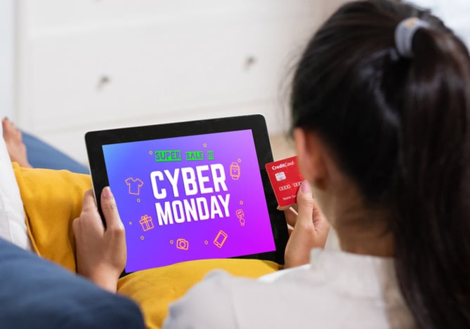 Mulher com tablet escrito Cyber Monday no Mercado Pago