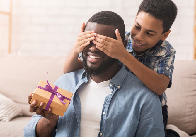 Mercado Pago: filho presenteando o pai com uma surpresa no Dia dos Pais