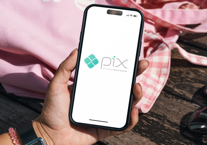 Empresário segurando celular com Pix Mercado Pago