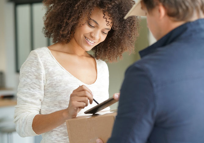 Mercado Pago: Mulher recebendo entrega e assinando digitalmente, representando a facilidade e comodidade de um plano recorrente para compras e serviços contínuos.